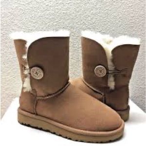 UGG Chestnut Short Bailey Button Boots Size 10